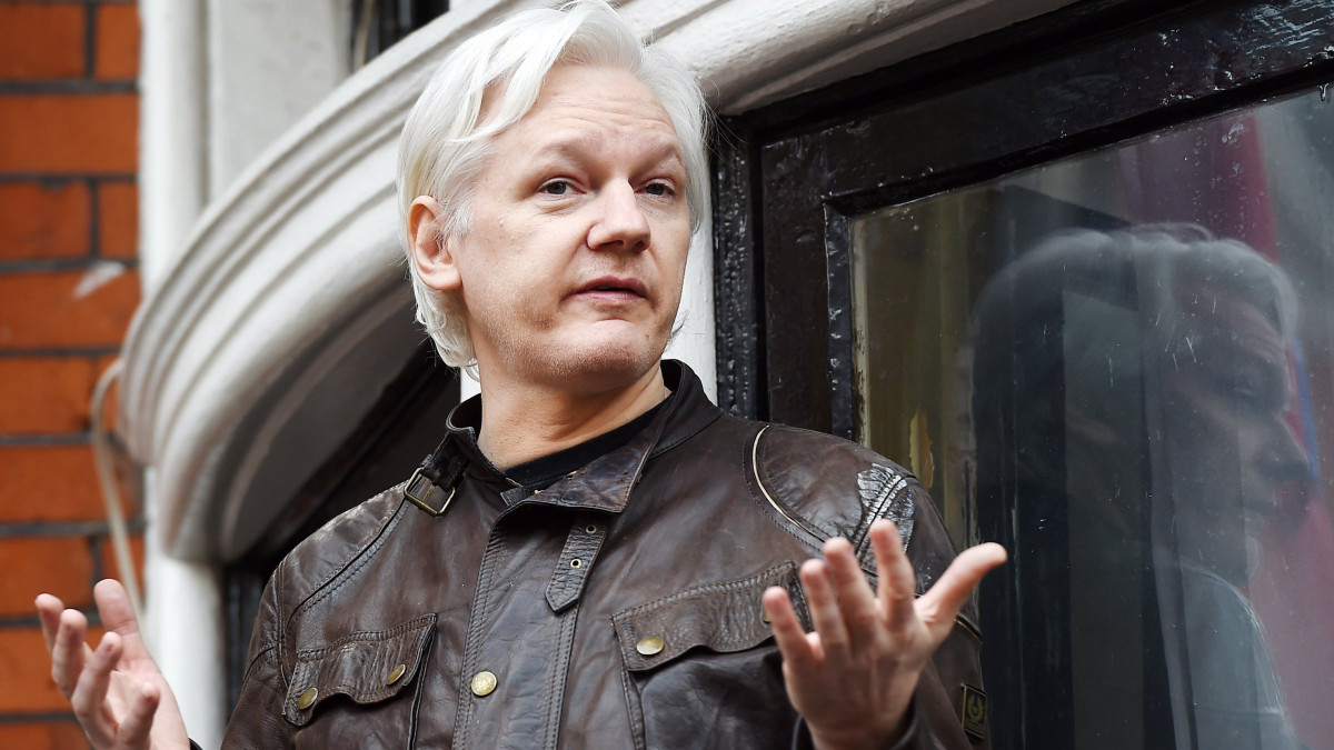 London, 2017. május 19.Julian Assange, a WikiLeaks oknyomozó internetes portál alapítója a sajtó képviselőinek nyilatkozik az ecuadori nagykövetségének egyik erkélyén Londonban 2017. május 19-én, miután a svéd főügyész bejelentette, hogy ejti a nemi erőszak, szexuális zaklatás és kényszerítés vádját Julian Assange-dzsal, a WikiLeaks oknyomozó internetes portál alapítójával szemben. Assange 2012 júniusától Ecuador londoni nagykövetségén rejtőzködik, mert a brit hatóságok jóváhagyták kiadatását Svédországnak. (MTI/EPA/Andy Rain)