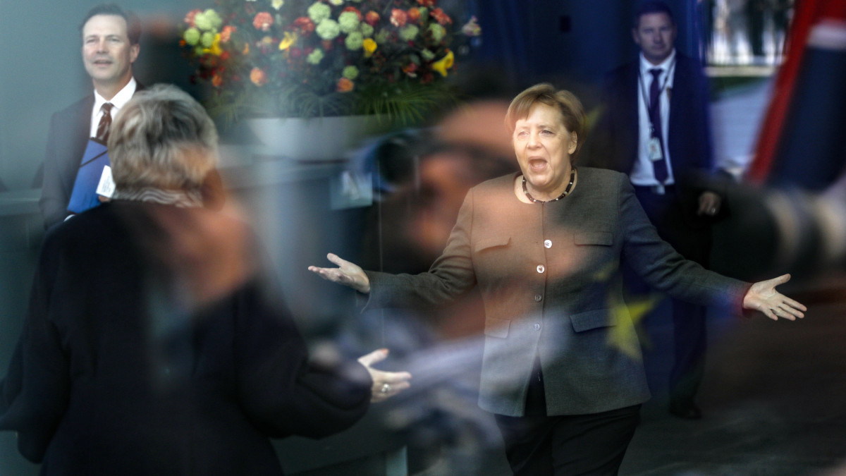 Theresa May brit miniszterelnököt (b) fogadja Angela Merkel német kancellár a berlini kancellári hivatal előtt 2019. április 9-én. May az Európai Unióból történő brit kiválás ügyéről tárgyal a német, majd később a francia fővárosban.