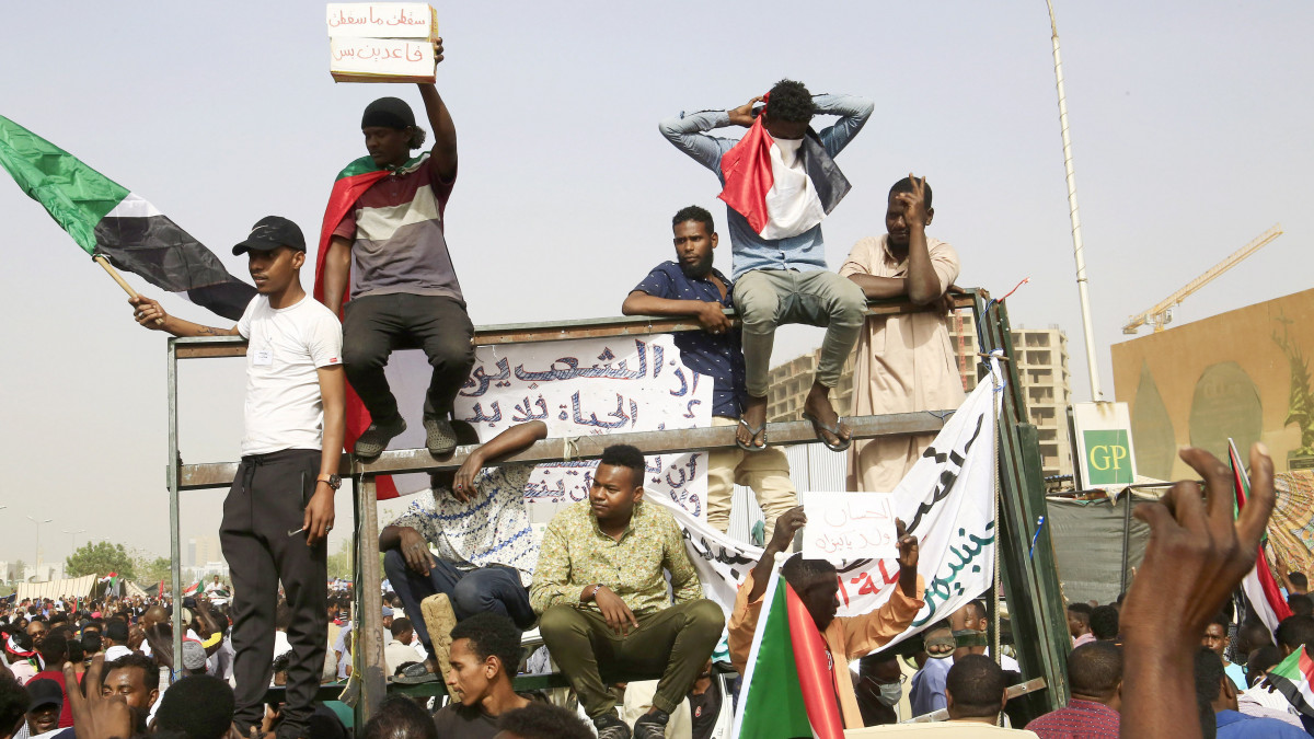 Az államfő távozását követelő tüntetők ünnepelnek Kartúmban 2019. április 11-én, miután lemondott a 30 éve hatalmon lévő Omar Haszan Ahmed el-Besir elnök.