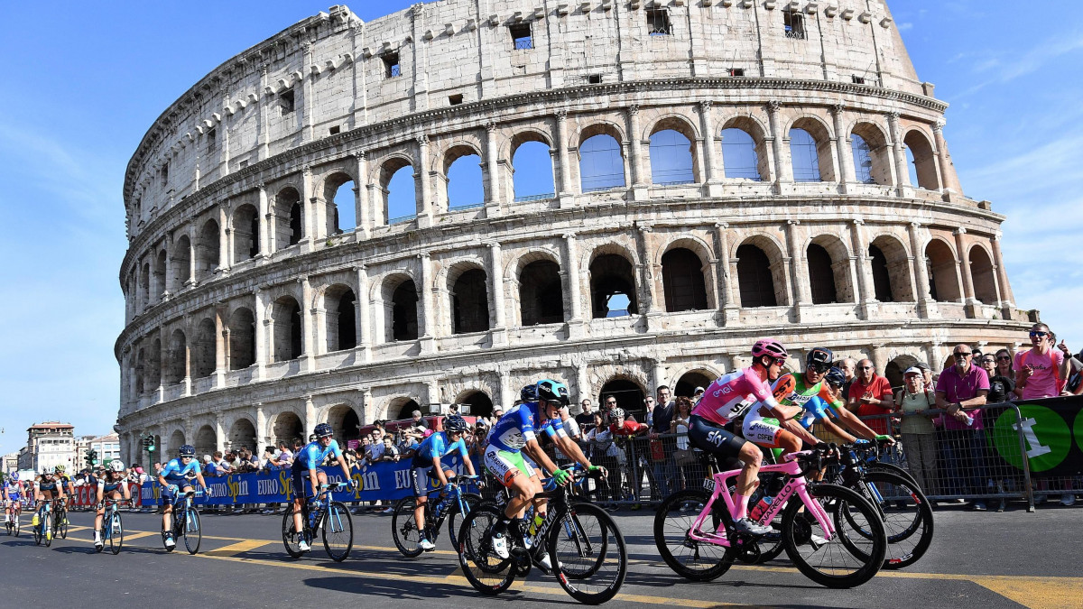 Róma, 2018. május 27.Az összetettben vezető és rózsaszín mezt viselő Chris Froome, a Sky csapat brit versenyzője (j2) a római Colosseum előtt a Giro dItalia olasz országúti kerékpáros körverseny utolsó, 21. szakaszán 2018. május 27-én. (MTI/EPA/Daniel Dal Zennaro)