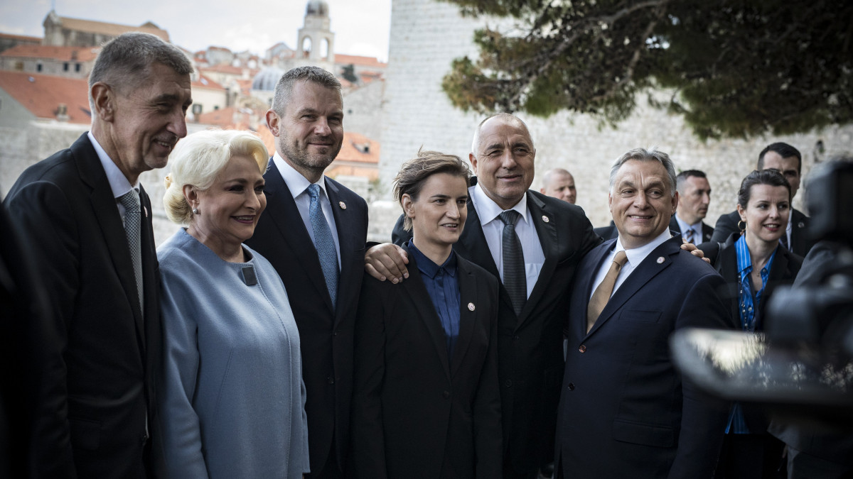 A Miniszterelnöki Sajtóiroda által közreadott képen Orbán Viktor miniszterelnök (j3) a Kína-Közép-Kelet-Európa csúcstalálkozón az albán, bolgár, szerb, szlovák, cseh miniszterelnökkel Dubrovnikban 2019. április 11-én.