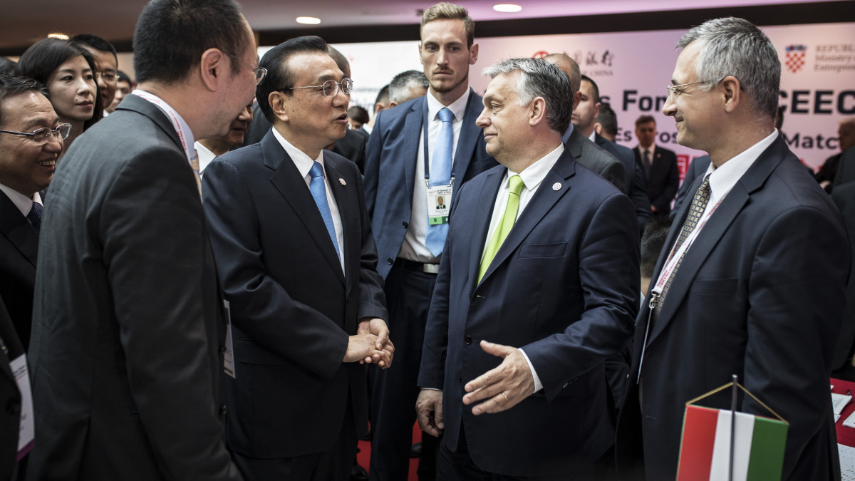 A Miniszterelnöki Sajtóiroda által közreadott képen Orbán Viktor magyar (j2) és Li Ko-csiang kínai miniszterelnök (b4) Dubrovnikban, a Kína-Közép-Kelet-Európa csúcstalálkozón 2019. április 12-én.