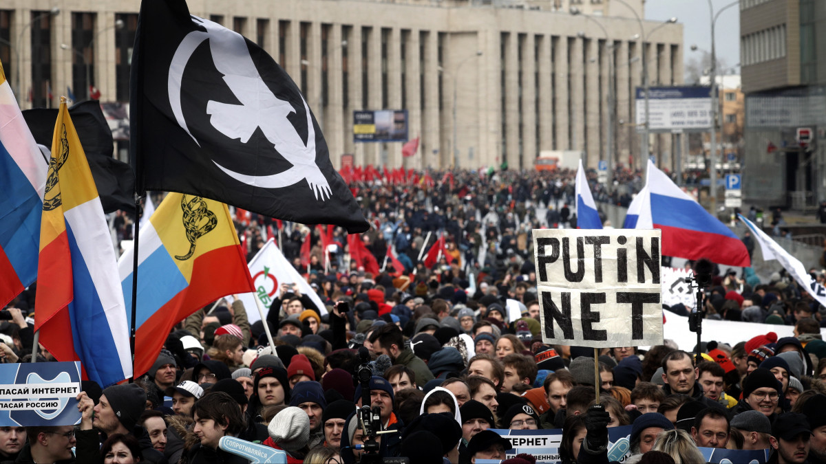Az internet szabadságáért tüntetnek Moszkvában 2019. március 10-én. A tüntetők egy törvénytervezet ellen tiltakoznak, amelynek alapján Oroszországot lekapcsolhatnák a globális internethálózatról válsághelyzetek esetében.