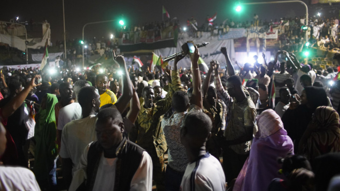 Teljes káosz: minden nap új fordulatot hoz Szudánban
