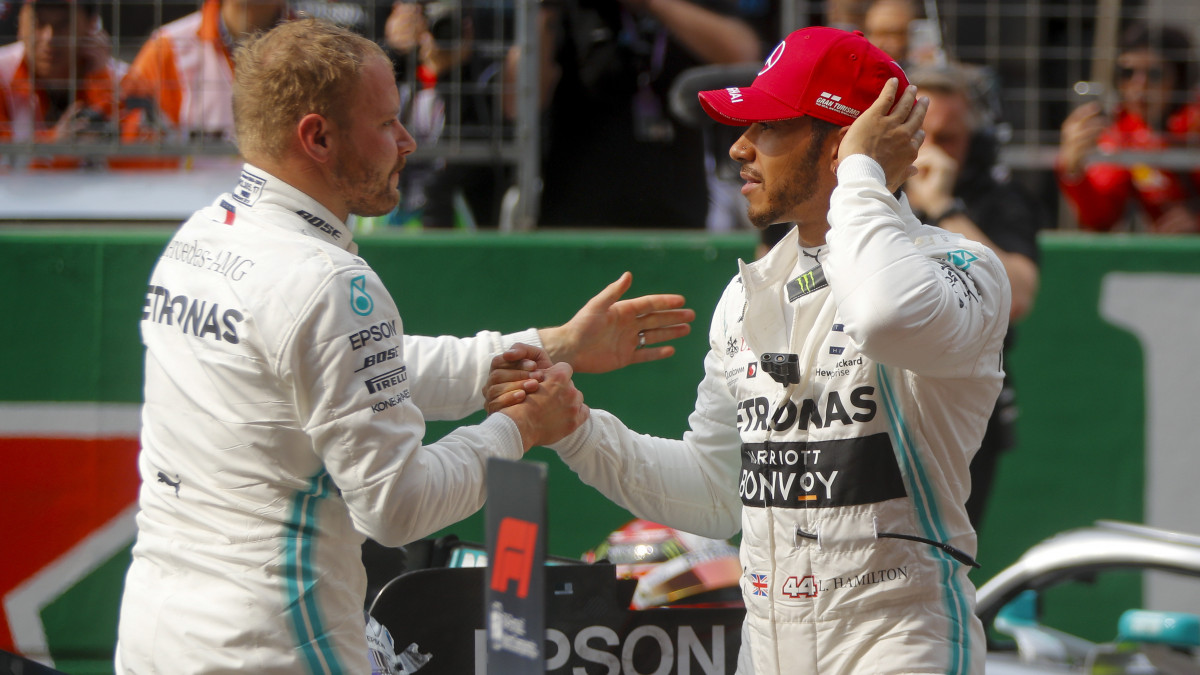 Valtteri Bottas, a Mercedes finn versenyzője (b) és brit csapattársa, Lewis Hamilton, miután Bottas érte el a leggyorsabb köridőt, mögötte pedig Hamilton végzett a Forma-1-es autós gyorsasági világbajnokság Kínai Nagydíjának időmérő edzésén a sanghaji versenypályán 2019. április 13-án. Az első rajthelyről Bottas, a másodikról Hamilton indulhat a másnapi futamon.