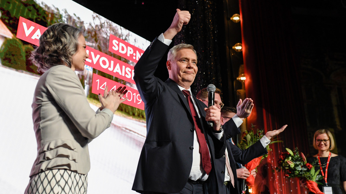 Antti Rinne, a Szociáldemokrata Párt (SDP) vezetője és kormányfőjelöltje és felesége, Heta Ravolainen-Rinne a finnországi parlamenti választások eredményváró rendezvényén Helsinkiben 2019. április 14-én urnazárás után. Néhány ezernyi szavazatkülönbség döntött a finnországi választásokon, az élen az ellenzéki, baloldali finn Szociáldemokrata Párt (SPD) végzett, míg szorosan a nyomában, a második helyre a nacionalista Finnek (korábbi nevükön Igazi Finnek) jutottak a szavazatok száz százalékának összeszámlálása után.
