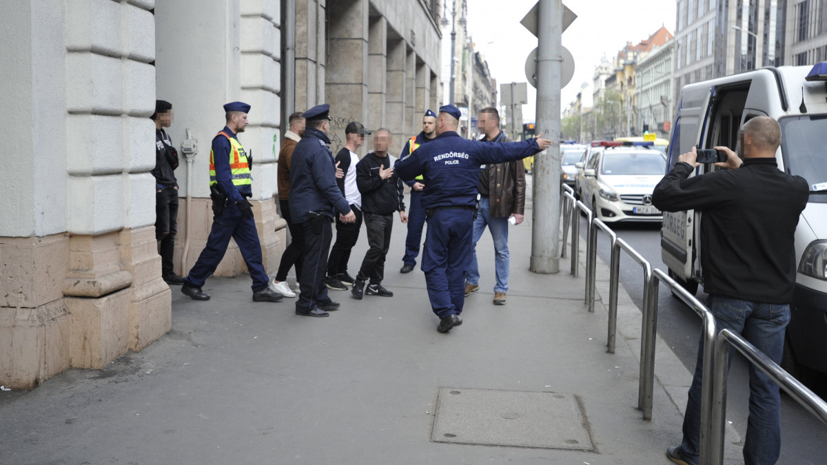 Rendőrségi intézkedés a főváros V. kerületében, a Kossuth Lajos utcában 2019. április 14-én. A rendőrség 47 embert állított elő egy V. kerületi szórakozóhelyről kábítószer-birtoklás gyanúja miatt - közölte a Budapesti Rendőr-főkapitányság (BRFK) a rendőrség honlapján.