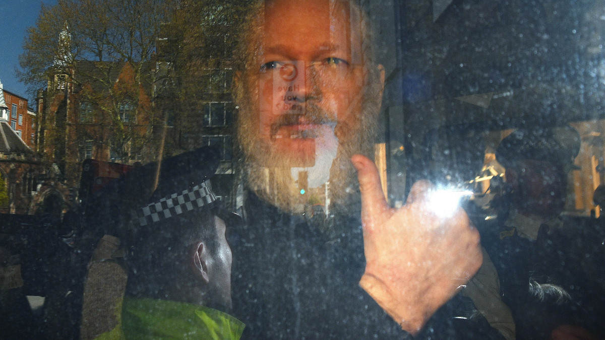 Julian Assange ausztrál oknyomozó újságíró érkezik a londoni Westminster bíróságra 2019. április 11-én. Lenín Moreno ecuadori elnök ezen a napon visszavonta Assange ecuadori menedékjogát. A diplomáciai lépés nyomán ezután a Scotland Yard őrizetbe vette a WikiLeaks kiszivárogtató portál 47 éves alapítóját Ecuador londoni nagykövetségén, ahol Assange hét évig tartózkodott.