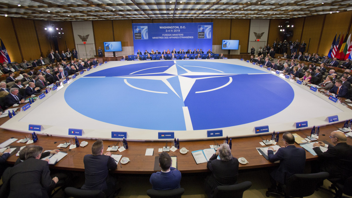 Jens Stoltenberg NATO-főtitkár (szemben, k) megnyitja az Észak-atlanti Tanács külügyminiszteri értekezletét a NATO megalapításának 70. évfordulóján a washingtoni külügyminisztériumban 2019. április 4-én. Az előtérben, középen, Szijjártó Péter  külgazdasági és külügyminiszter.