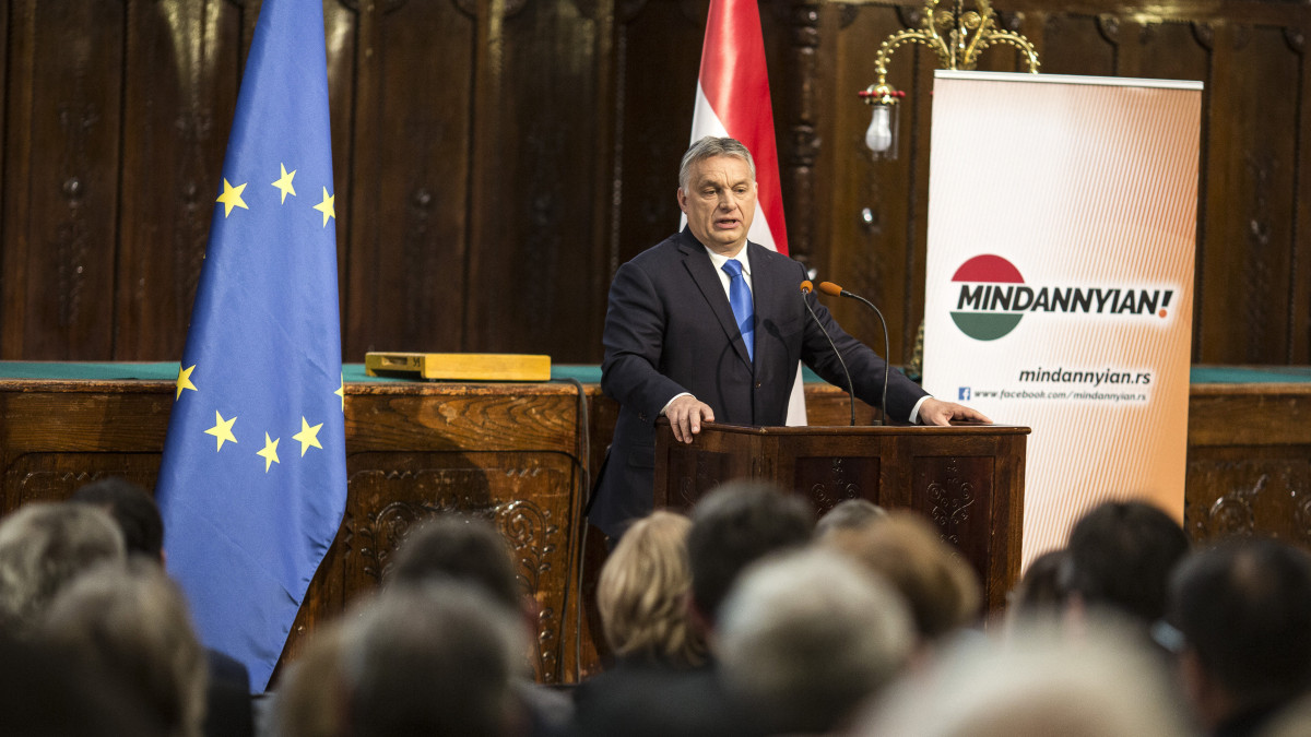 A Miniszterelnöki Sajtóiroda által közreadott képen Orbán Viktor miniszterelnök beszédet mond az európai parlamenti választások kampányrendezvényén a szabadkai városházán 2019. április 15-én.