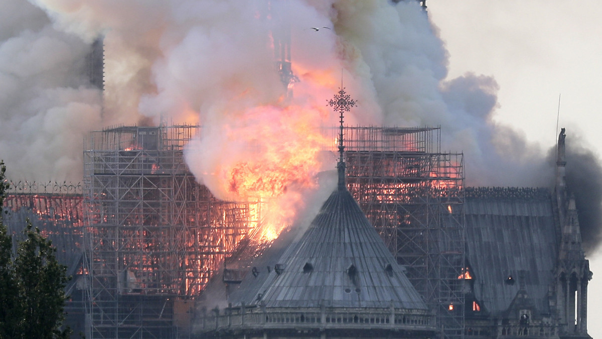 Lángol a párizsi Notre Dame székesegyház 2019. április 15-én. A lángok a világhírű épület felső részében pusztítanak. Az első hírek szerint a tűz a restaurálási munkálatokhoz felállított állványzaton, a tetőszerkezetnél keletkezett és onnan terjedt tovább.