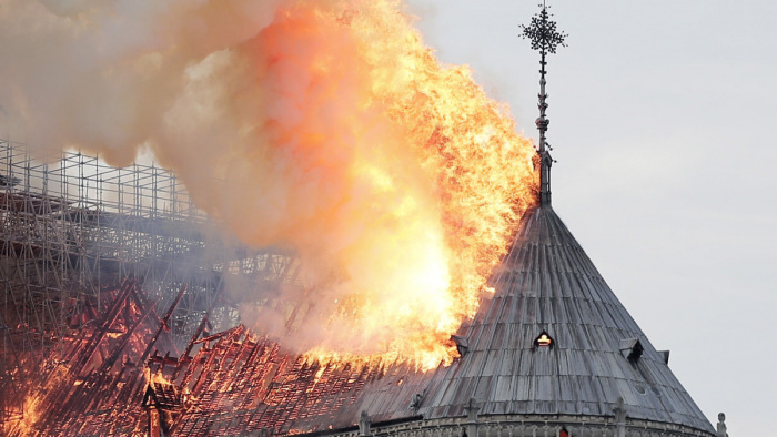 Hatalmas lángokkal ég a Notre-Dame - videók