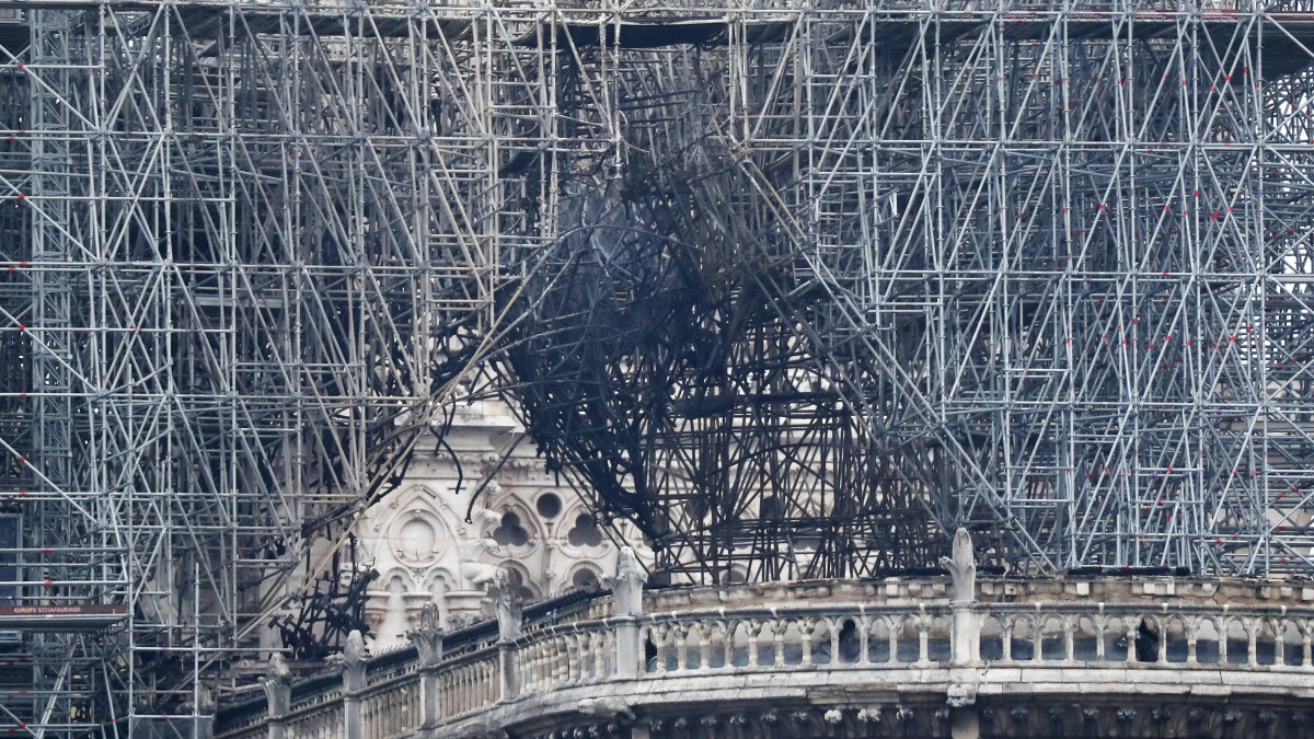 A párizsi Notre Dame székesegyház előző este leégett tetőszerkezete és a megrongálódott állványzat 2019. április 16-án. Emmanuel Macron francia elnök kijelentette, hogy újjáépítik a Notre Dame-ot. A hírek szerint a lángok a restaurálási munkálatokhoz felállított állványzaton, a tetőszerkezetnél keletkeztek, és onnan terjedtek tovább. A tűz következtében összeomlott az épület huszártornya és odaveszett teljes tetőszerkezete.
