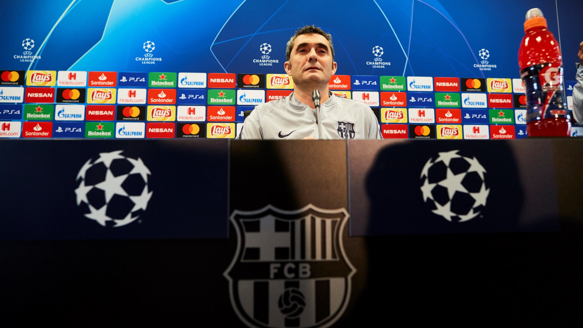 Ernesto Valverde, az FC Barcelona spanyol labdarúgóklub vezetőedzője sajtóértekezletet tart Barcelonában 2019. április 15-én, egy nappal a Manchester United elleni Bajnokok Ligája negyeddöntő mérkőzés előtt.