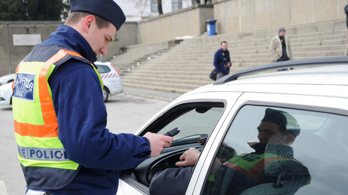 A Szegedi Rendőrkapitányság munkatársa szondáztat egy sofőrt 2013. március 29-én a szegedi Huszár Mátyás rakparton. A balesetek megelőzése, az ittas és az agresszív vezetők kiszűrése érdekében fokozott közúti ellenőrzést tart a rendőrség húsvétkor és az azt megelőző napokban.