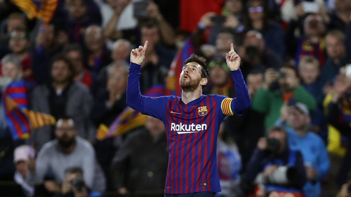Lionel Messi, az FC Barcelona játékosa ünnepli a Manchester United elleni gólját a labdarúgó Bajnokok Ligája negyeddöntőjének visszavágó mérkőzésén a barcelonai Camp Nou stadionban 2019. április 16-án.