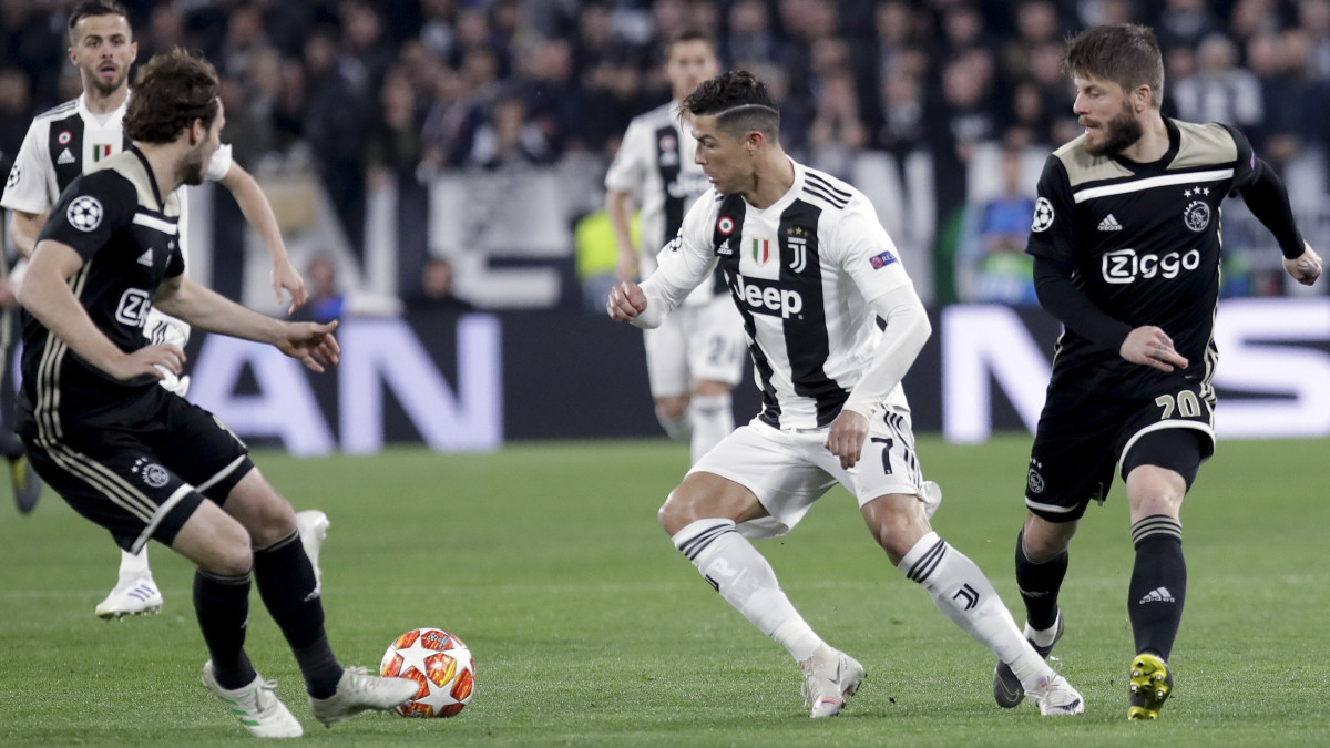 Cristiano Ronaldo, a Juventus (k) és Lasse Schone, az Ajax Amsterdam játékosa a Bajnokok Ligája negyeddöntő visszavágó mérkőzésen Torinóban 2019. április 16-án.