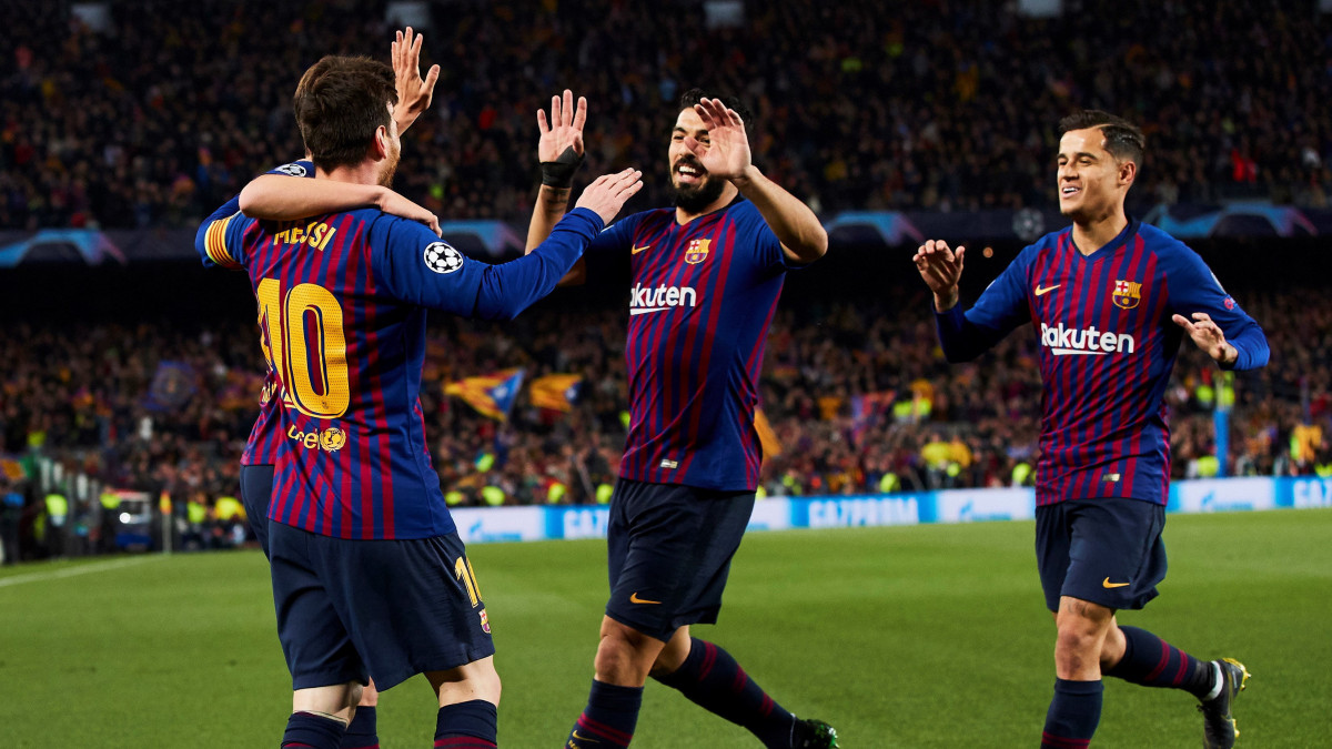 Lionel Messi, az FC Barcelona játékosa (k) csapattársaival ünnepli a Manchester United elleni gólját a labdarúgó Bajnokok Ligája negyeddöntőjének visszavágó mérkőzésén a barcelonai Camp Nou stadionban 2019. április 16-án.