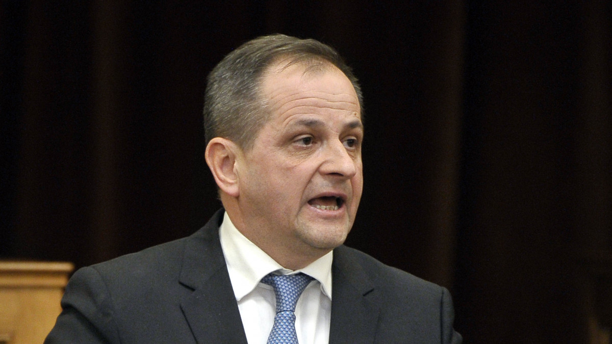 Budai Gyula, a Fidesz parlamenti képviselője, miniszteri biztos interpellál az Országgyűlés plenáris ülésén 2019. április 1-jén.