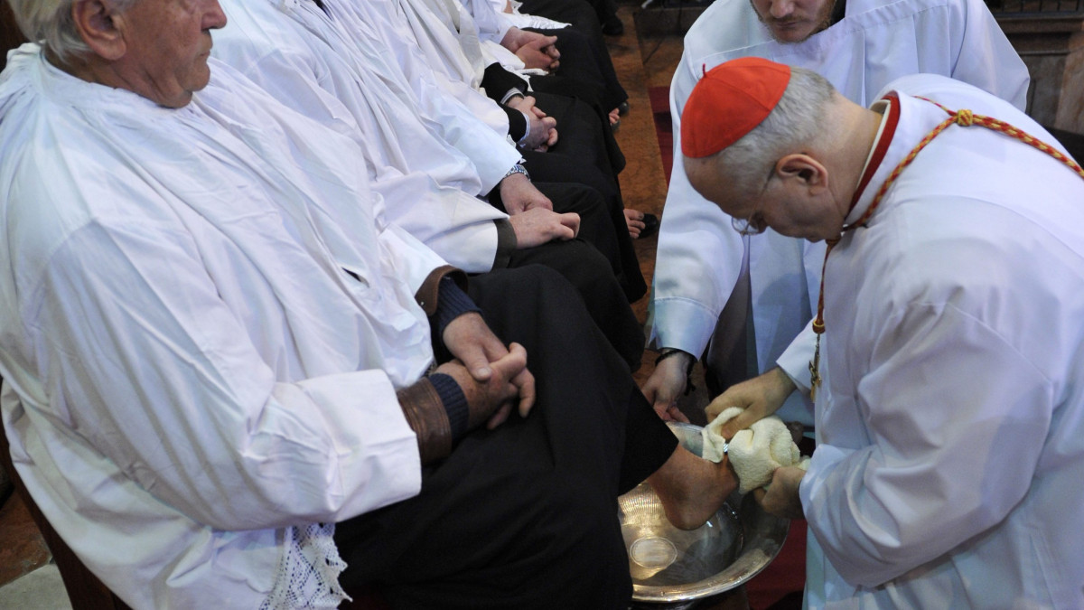 Erdő Péter bíboros hívők lábát mossa a nagycsütörtöki szentmisén az esztergomi bazilikában 2014. április 17-én. A lábmosás szertartása Jézus Krisztustól ered, aki az utolsó vacsorán megmosta tizenkét apostola lábát.