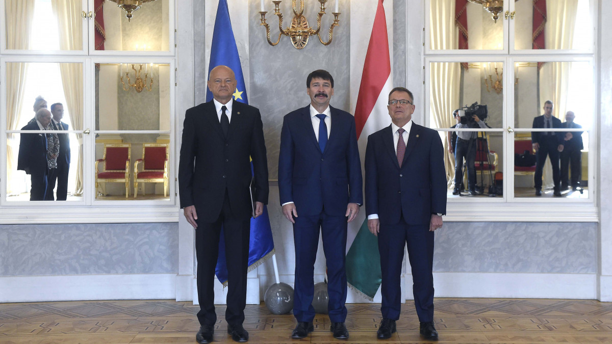 Patai Mihály, a Magyar Nemzeti Bank (MNB) újonnan kinevezett alelnöke (b), Áder János köztársasági elnök (k) és Matolcsi György, az MNB elnöke (j) a kinevezés átadásán a Sándor-palotában 2019. április 17-én.
