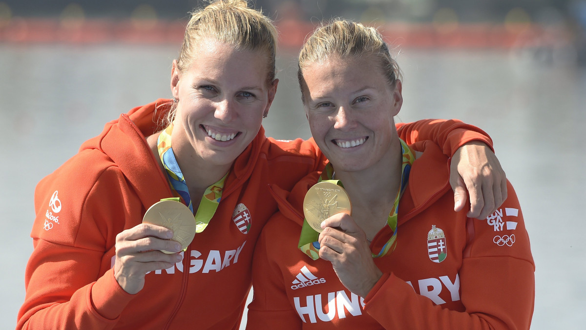 Az aranyérmes Szabó Gabriella és Kozák Danuta a női kajak párosok 500 méteres versenyének eredményhirdetése után  a Rio de Janeiró-i nyári olimpián a Rodrigo de Freitas Lagúnában 2016. augusztus 16-án.