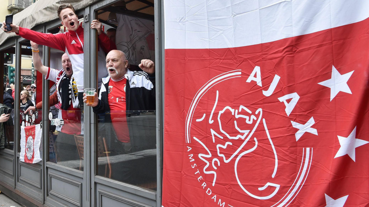 Az Ajax Amsterdam szurkolói várják a Juventus elleni Bajnokok Ligája negyeddöntő visszavágó mérkőzés kezdetét Torinóban 2019. április 16-án.