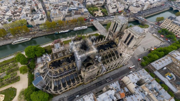 Nézzen be felülről a leégett Notre-Dame-ba!