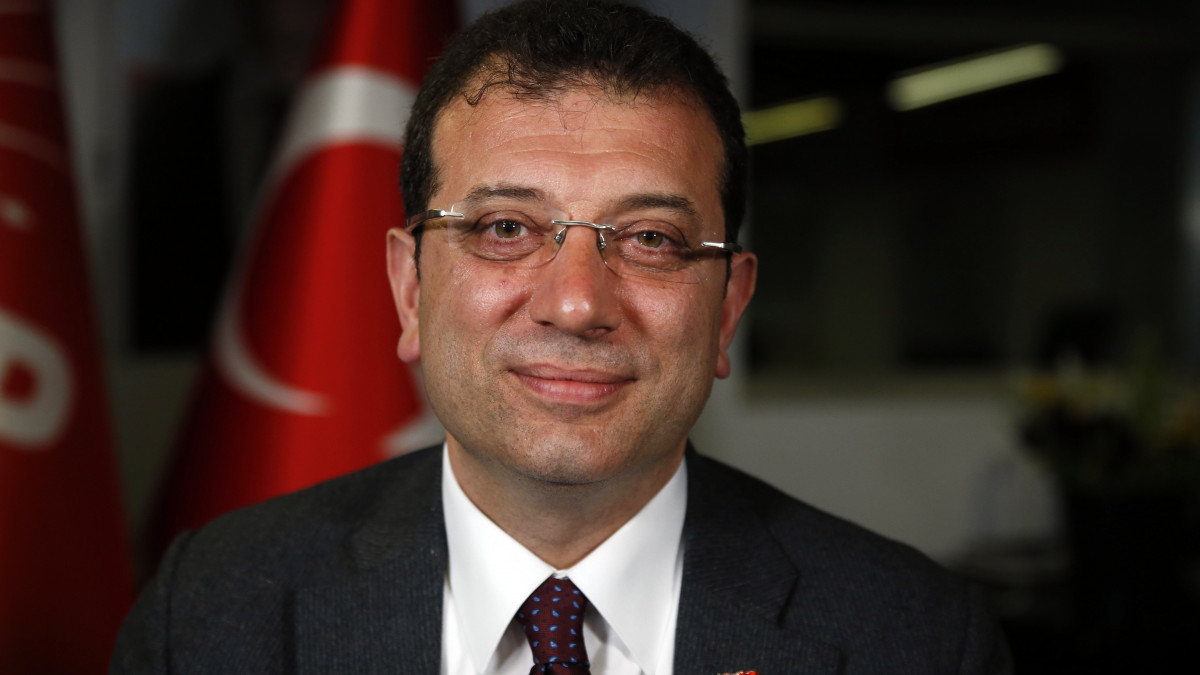 Ekrem Imamoglu, a török ellenzéki Köztársasági Néppárt (CHP) isztambuli polgármesterjelöltje az Associated Press amerikai hírügynökségnek adott interjú előtt Isztambulban 2019. április 4-én. A nem hivatalos végeredmény szerint Imamoglu győzött a kormánypárt jelöltjével szemben a március 31-i török önkormányzati választásokon.