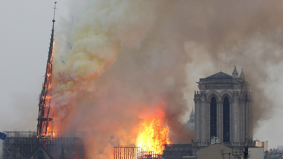 Sűrű füst gomolyog a lángoló párizsi Notre-Dame székesegyház felett 2019. április 15-én. A lángok a világhírű épület felső részében pusztítanak. Az első hírek szerint a tűz a restaurálási munkálatokhoz felállított állványzaton, a tetőszerkezetnél keletkezett és onnan terjedt tovább.