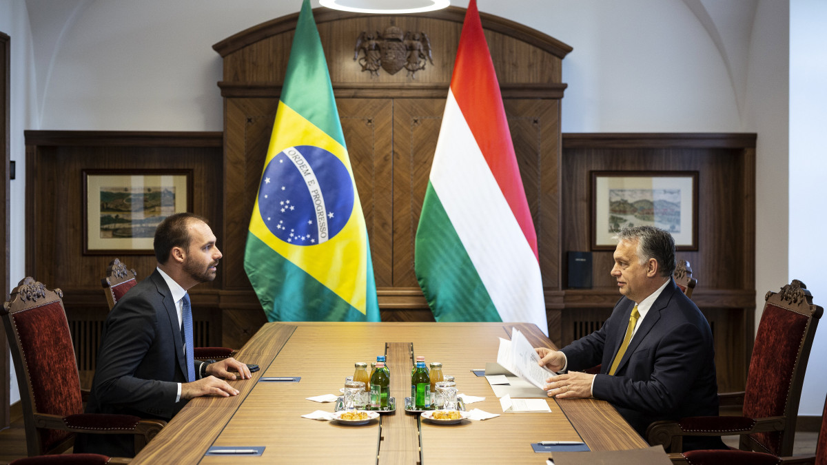 A Miniszterelnöki Sajtóiroda által közreadott képen Orbán Viktor miniszterelnök és Eduardo Bolsonaro, a brazil képviselőház külügyi és védelmi bizottsága elnökének tárgyalása Budapesten a Karmelita kolostorban 2019. április 18-án.