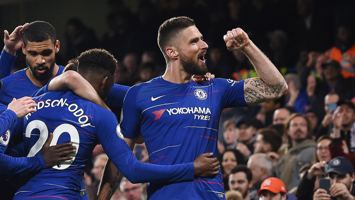 Olivier Giroud, a Chelsea játékosa (j) ünnepel, miután megszerezte csapata első gólját az angol első osztályú labdarúgó-bajnokság 27. fordulójából elhalasztott Chelsea-Brighton mérkőzésen a londoni Stamford Bridge stadionban 2019. április 3-án. A Chelsea 3-0-ra nyert.