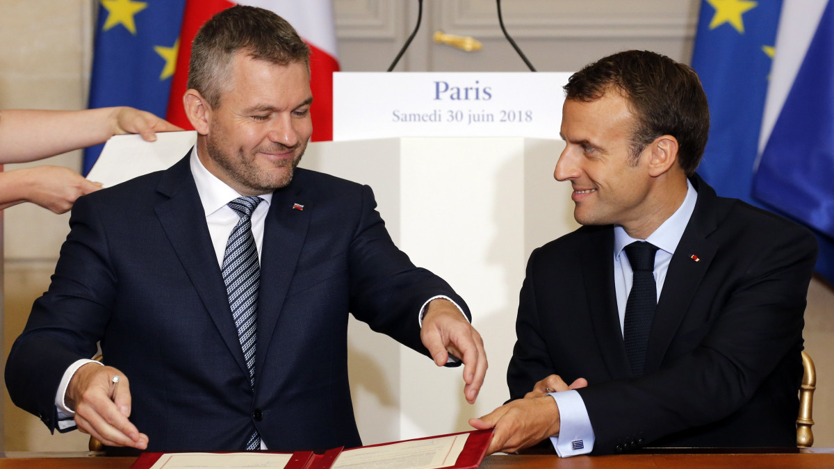Párizs, 2018.  június 30.Emmanuel Macron francia elnök (j) és Peter Pellegrini szlovák miniszterelnök dokumentumok ünnepélyes aláírásán a párizsi államfői rezidencián, az Elysée-palotában 2018. június 30-án. Macron Pellegrinivel és Andrej Babis cseh kormányfővel tart háromoldalú találkozót. (MTI/EPA/Reuters pool/Regis Duvignau)