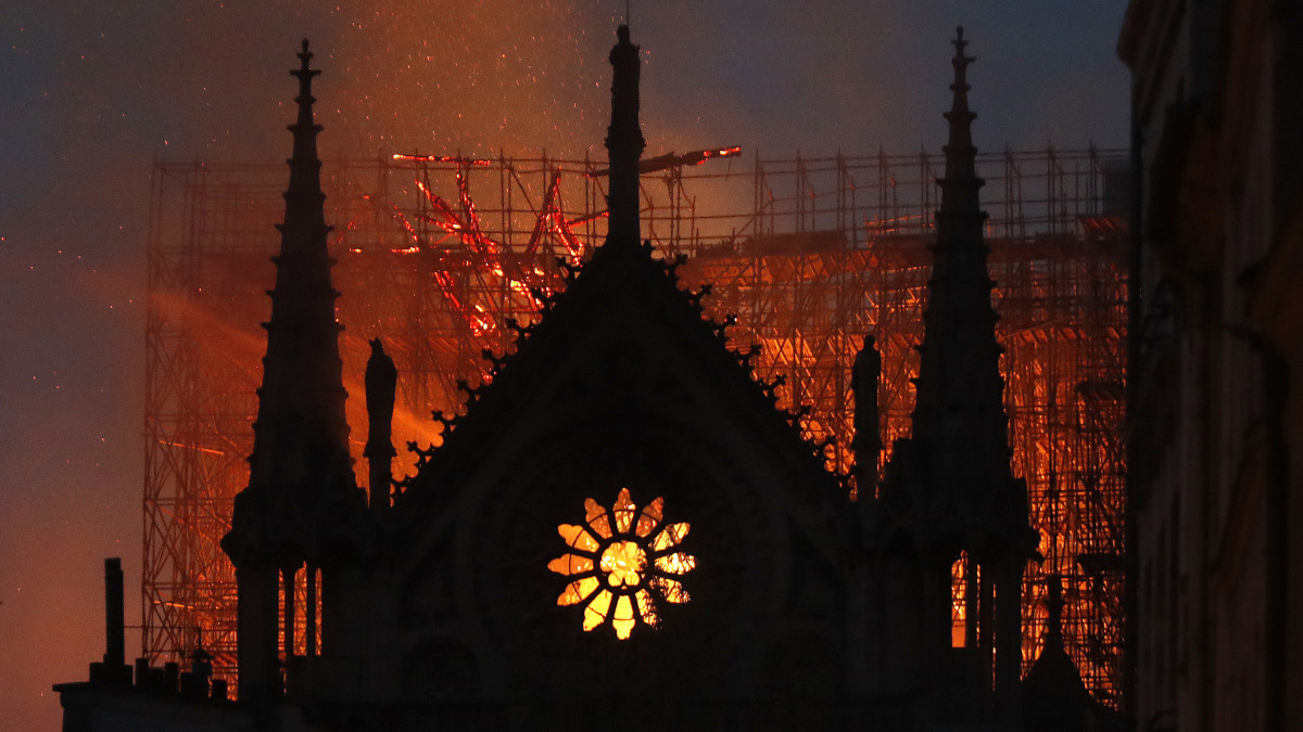 Tűz emészti a párizsi Notre-Dame-székesegyházat 2019. április 15-én. A lángok a restaurálási munkálatokhoz felállított állványzaton keletkeztek és onnan terjedtek tovább. A tűz következtében összeomlott az épület huszártornya és odaveszett teljes tetőszerkezete.