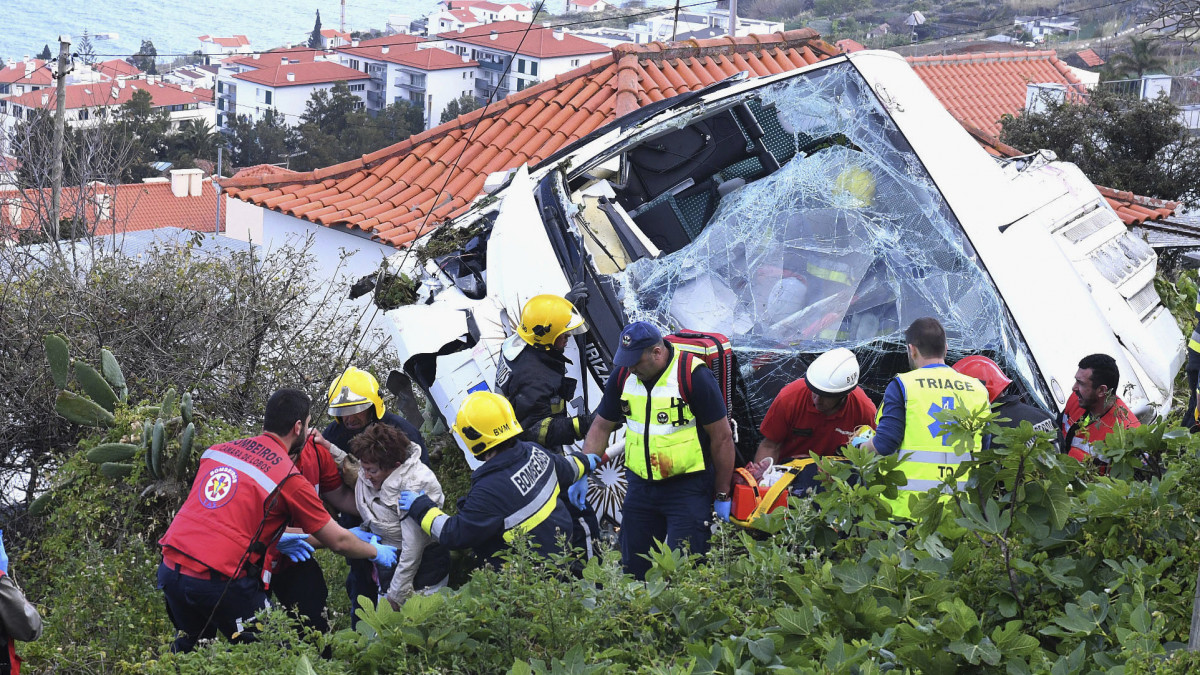 Mentőalakulatok tagjai a buszbaleset helyszínén a Portugáliához tartozó Madeira szigetén, Canicóban 2019. április 17-én. A buszbalesetben huszonkilencen életüket vesztették, mindannyian német állampolgárok.