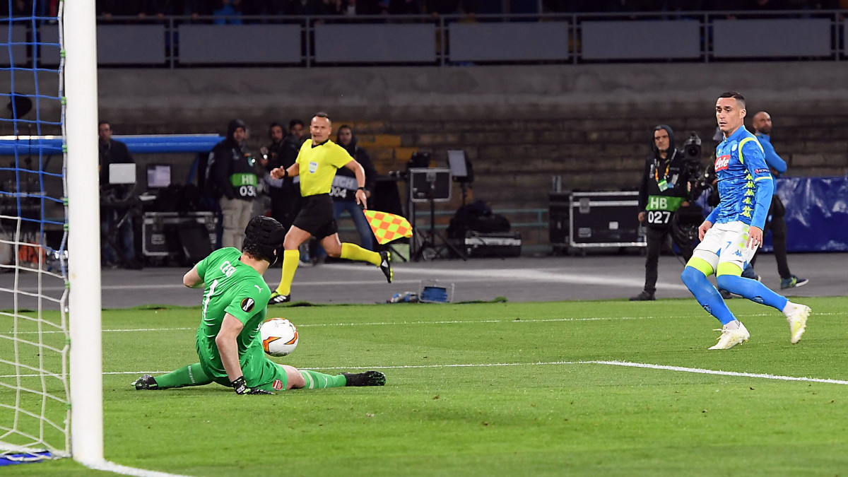 José Callejon, az SSC Napoli játékosa (j) a labdarúgó Európa-liga negyeddöntőjének Arsenal elleni második mérkőzésén a nápolyi San Paolo stadionban  2019. április 18-án.