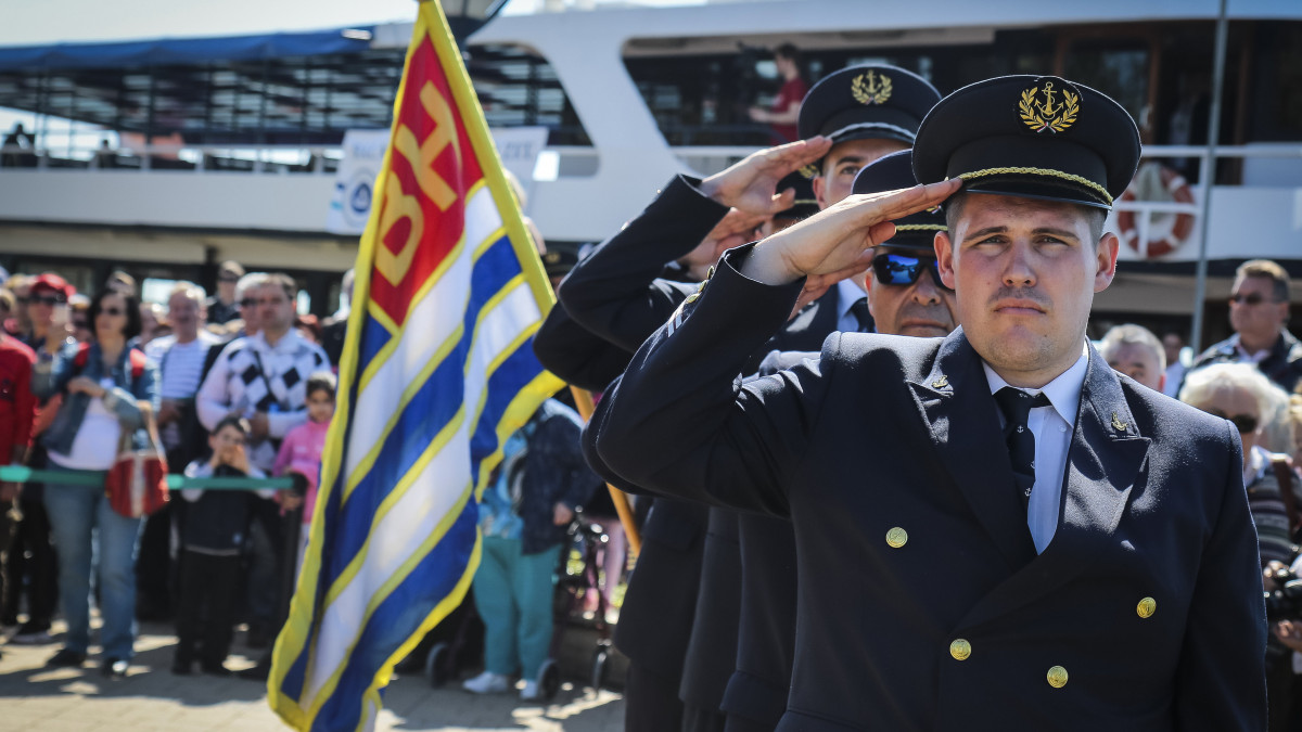 Hajósok tisztelegnek a 173. balatoni hajózási idény indulása alkalmából rendezet ünnepségen a balatonfüredi hajóállomáson 2019. április 20-án.
