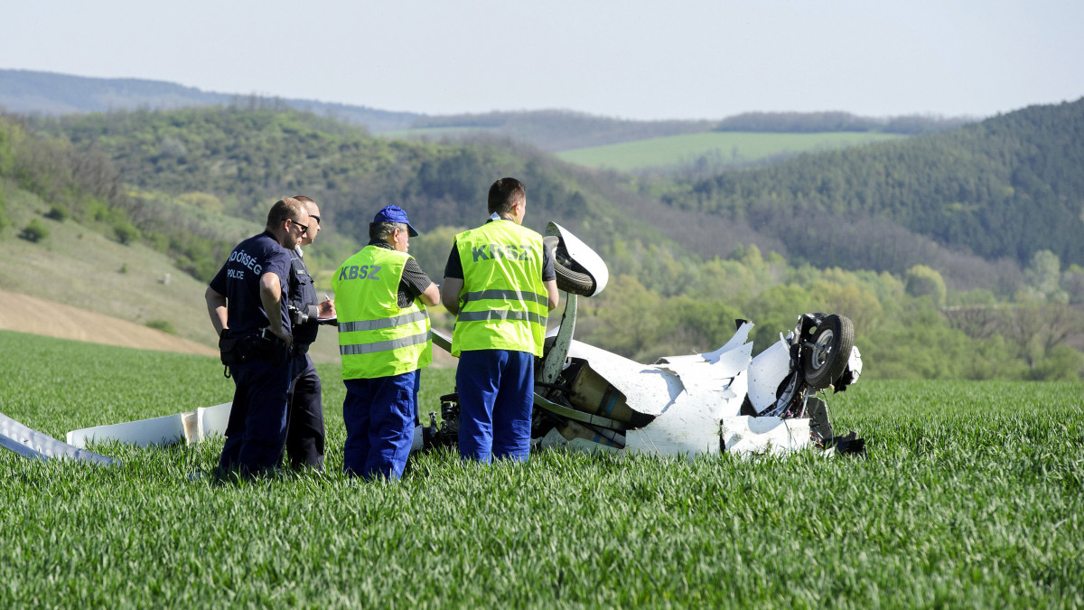 Lezuhant girokopter roncsainál helyszínelnek a rendőrség és a Közlekedésbiztonsági Szervezetet szakemberei a Komárom-Esztergom megyei Máraihalom és Epöl közötti mezőgazdasági területen 2019. április 20-án.  A balesetben az 56 éves pilóta meghalt. A helikopterhez hasonló girokopter felső propellere forgószárny, amelyet a hátsó propeller szele és a menetszél hajt.