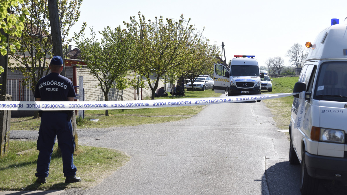 Rendőrségi zárás a Csongrád megyei Forráskúton, ahol az egyik házban egy férfi a gyanú szerint megölte feleségét, majd öngyilkos lett 2019. április 20-án.
