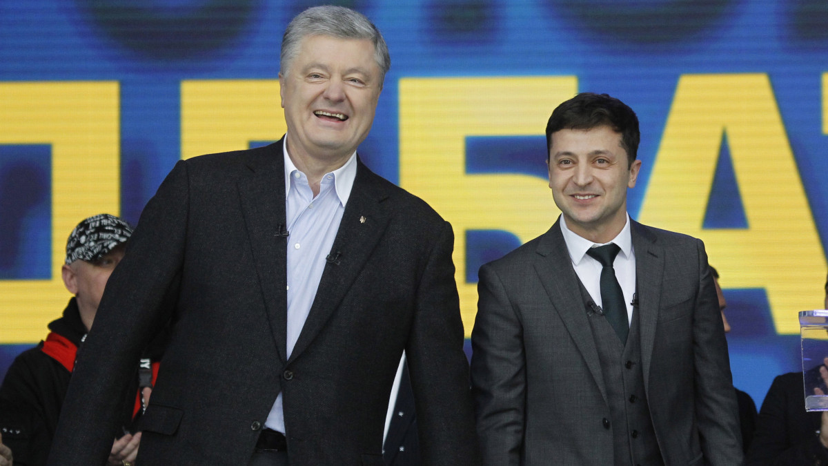 A második államfői mandátumára pályázó Petro Porosenko ukrán elnök (b) és Volodimir Zelenszkij ukrán komikus színész és elnökjelölt, mielőtt megkezdődik nyilvános választási vitájuk a kijevi Olimpiai Stadionban 2019. április 19-én, két nappal az ukrán elnökválasztás második fordulója előtt.