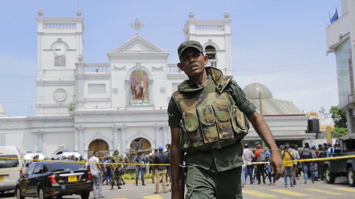 Szalagkordonnal kerítették el a Szent Antal tempomot Srí Lanka fővárosában 2019. április 21-én, miután három templomot és három szállodát ért robbantásos támadás húsvétvasárnap Colombóban. A merényletekben legkevesebb 50 ember meghalt, és 300-an megsebesültek.