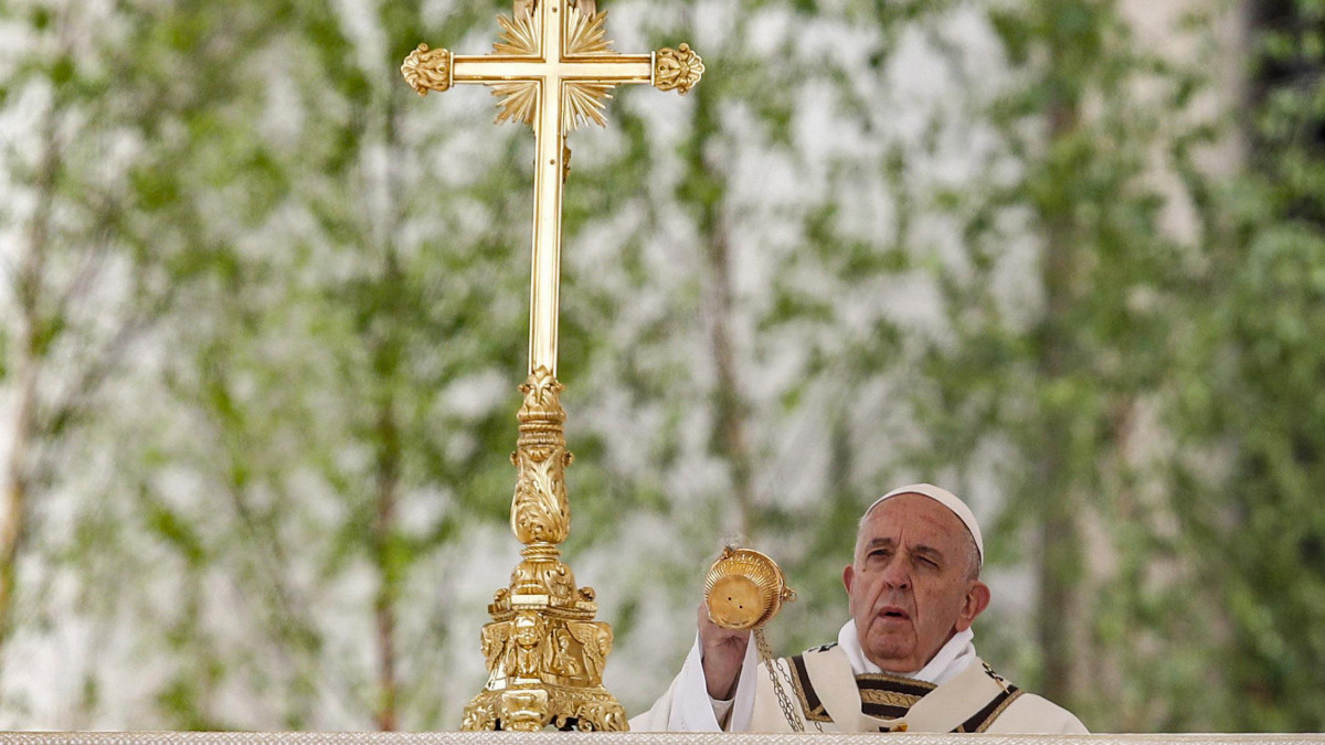 Ferenc pápa húsvétvasárnapi misét pontifikál a vatikáni Szent Péter téren 2019. április 21-én.