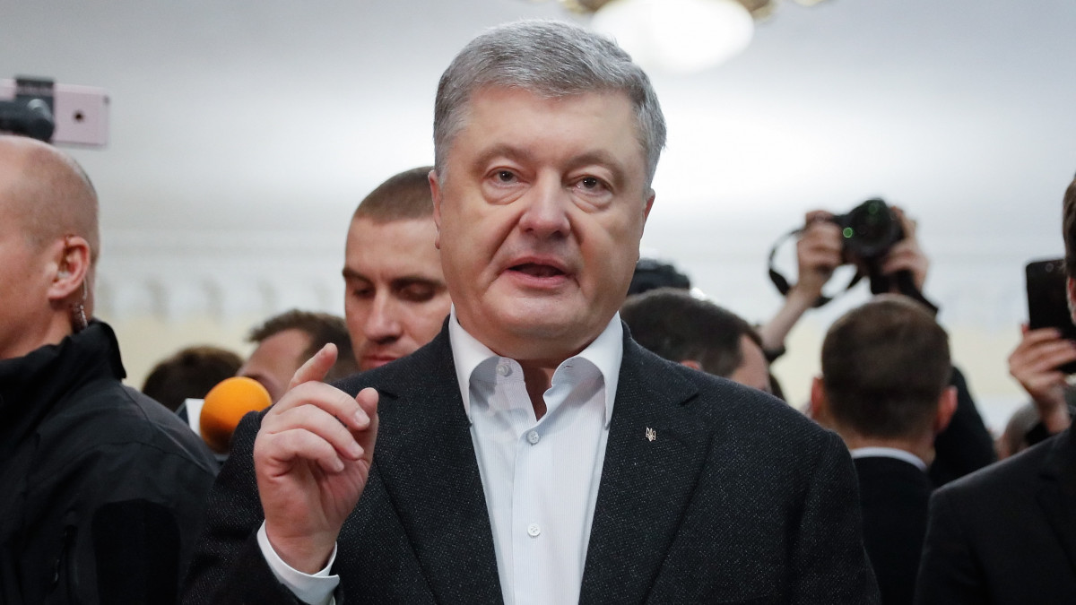 A második államfői mandátumára pályázó Petro Porosenko ukrán elnök, miután leadta szavazatát az ukrán elnökválasztás második fordulójában Kijevben 2019. április 21-én.