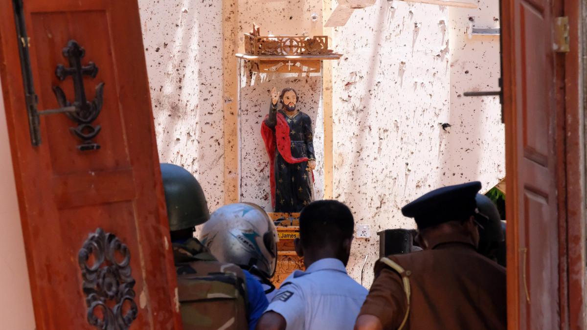 A Szent Sebestyén-templom megrongálódott belseje Srí Lanka fővárosában, ahol robbantásos merényleteket követtek el templomok és szállodák ellen 2019. április 21-én, húsvétvasárnap. A merényletekben elhunytak száma 207-re emelkedett, és több mint 450-en megsebesültek.
