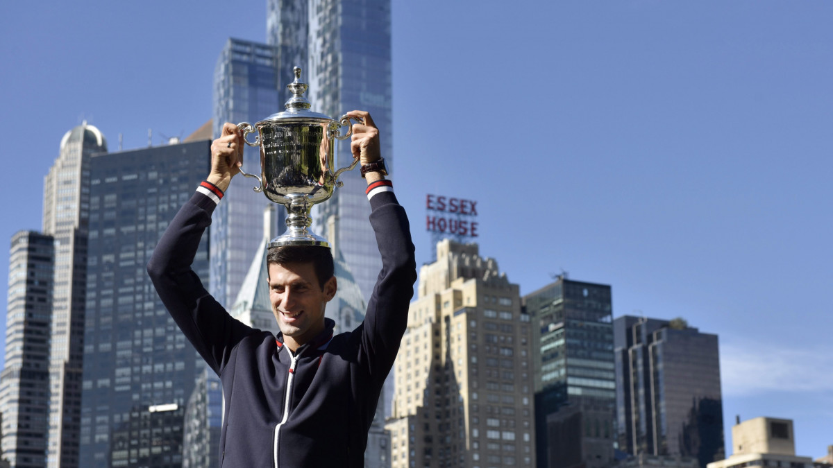 New York, 2015. szeptember 14.A szerb Novak Djokovic a bajnoki trófeával fotózáson vesz részt a New York-i Central Parkban 2015. szeptember 14-én, egy nappal azután, hogy 6-4, 5-7, 6-4, 6-4 arányban legyőzte a svájci Roger Federert az amerikai nemzetközi teniszbajnokság férfi egyesének döntőjében a New York-i Flushing Meadowsban. (MTI/EPA/Justin Lane)