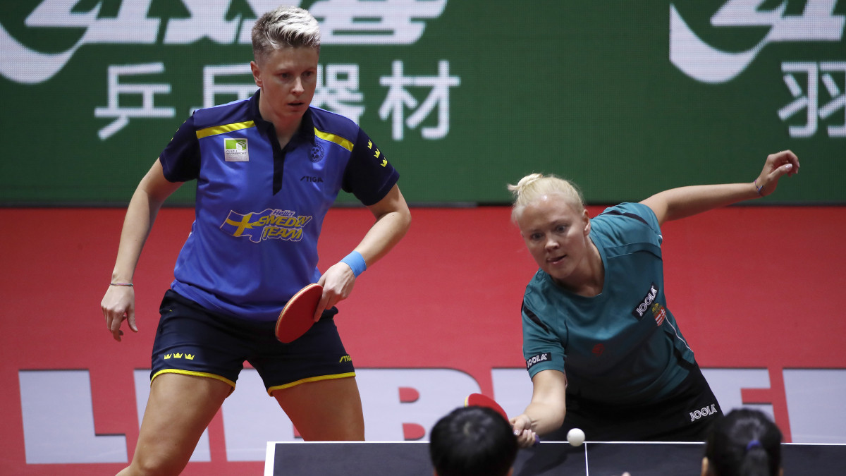 Póta Georgina (j) és a svéd Matilda Ekholm a szingapúri Koi Zsuj-hszüan, Vong Hszin-zsu kettős ellen játszik a budapesti asztalitenisz-világbajnokság női páros versenyében a Hungexpo területén 2019. április 22-én.