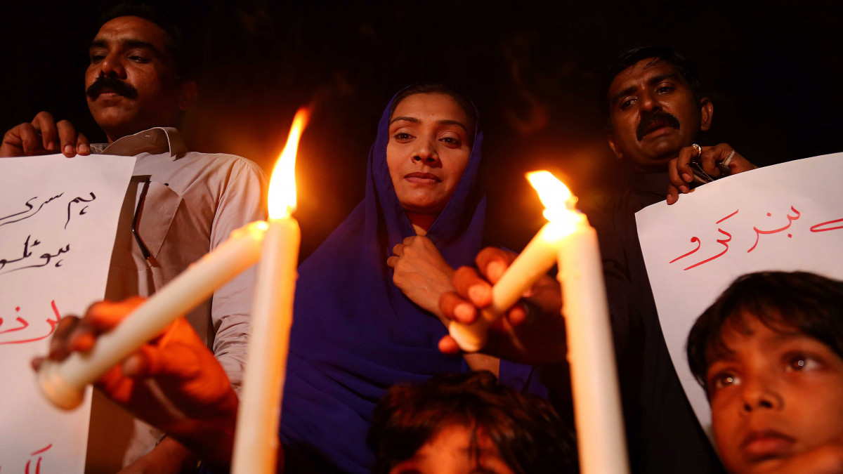 Gyászolók égő gyertyákkal emlékeznek a Srí Lanka-i merényletek áldozataira a pakisztáni Karacsiban 2019. április 21-én, húsvétvasárnap. A szigetország fővárosában, Colombóban lévő Shangri-La luxusszállodában ketten robbantottak, míg a szintén colombói Cinnamon Grand Hotelben és Kingsburyben, valamint a Szent Antal katolikus templomban, a negombói Szent Sebestyén katolikus templomban, illetve a batticsaolai evangéliumi keresztény templomban egy-egy szélsőséges hajtott végre támadást. A merényletekben elhunytak száma 290-re emelkedett, és több mint 500-an megsebesültek.