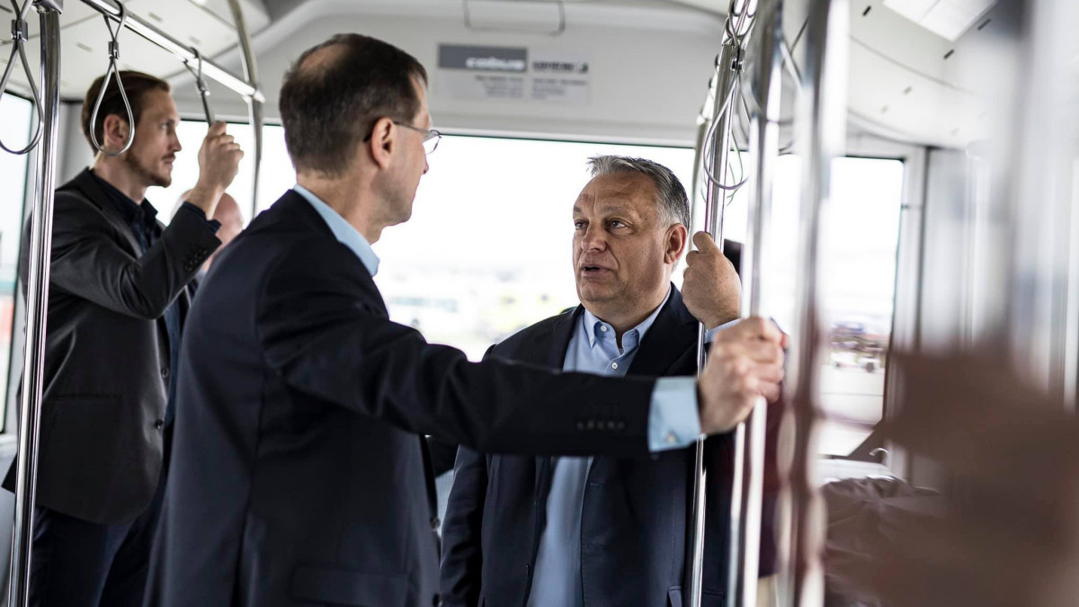 Varga Mihállyal buszozott, kettőt is posztolt Orbán Viktor