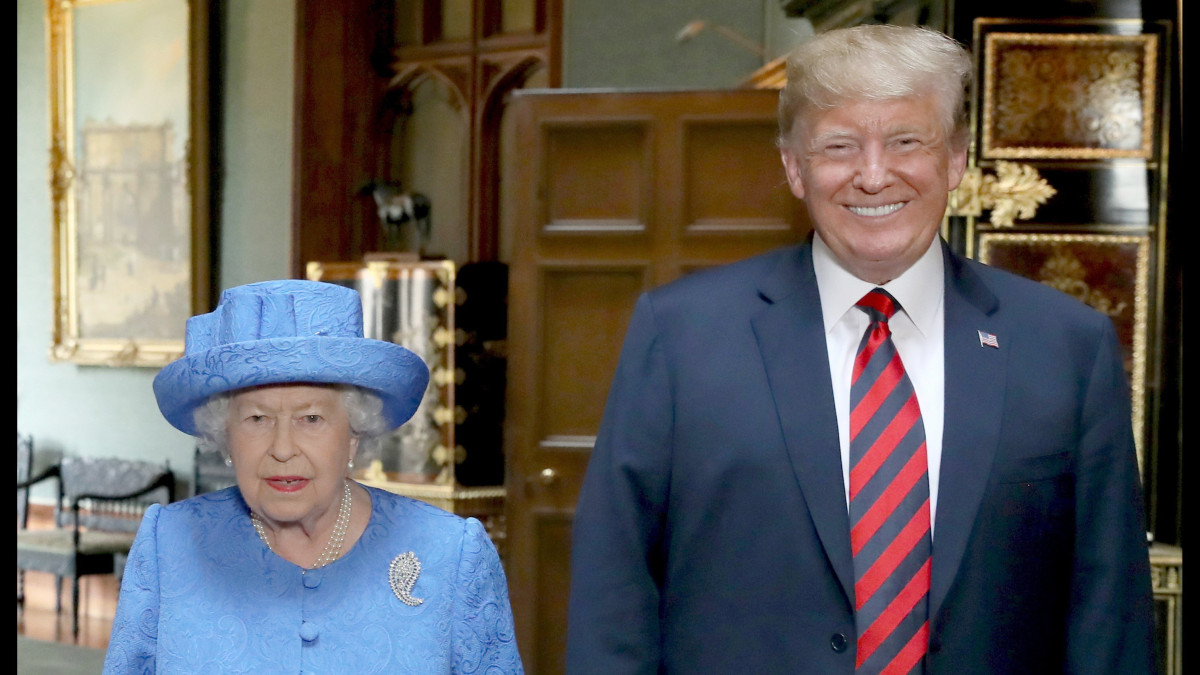 Windsor, 2018. július 13.II. Erzsébet brit uralkodó Donald Trump amerikai elnök társaságában a windsori kastélyban 2018. július 13-án. Trump kétnapos látogatáson tartózkodik a szigetországban. (MTI/EPA)