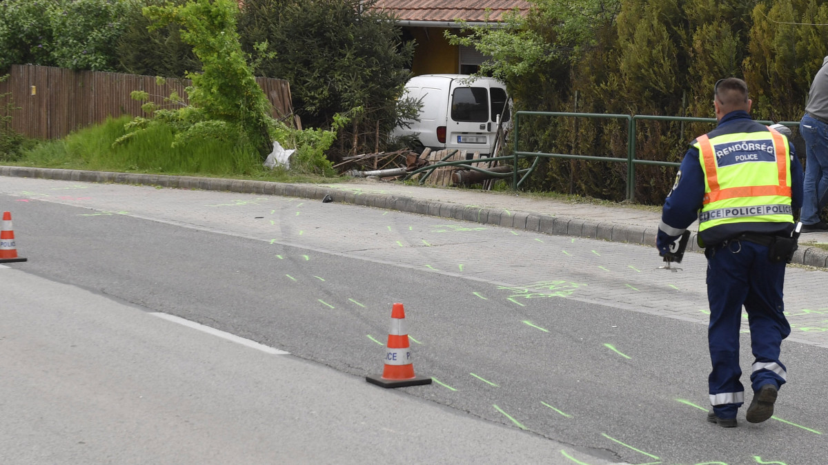 Rendőri helyszínelés a Fejér megyei Kisapostagon, ahol egy kisteherautó egy buszmegállón keresztül hajtva átszakította egy családi ház kerítését, majd annak teraszán állt meg 2019. április 23-án. A balesetben ketten megsérültek.